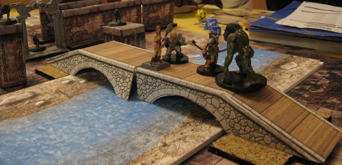 Image de figurines en jeu, sur un pont en papier