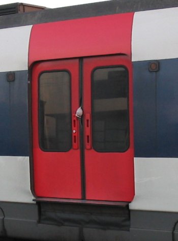 Porte fermée de RER avec un bout d'étoffe qui dépasse