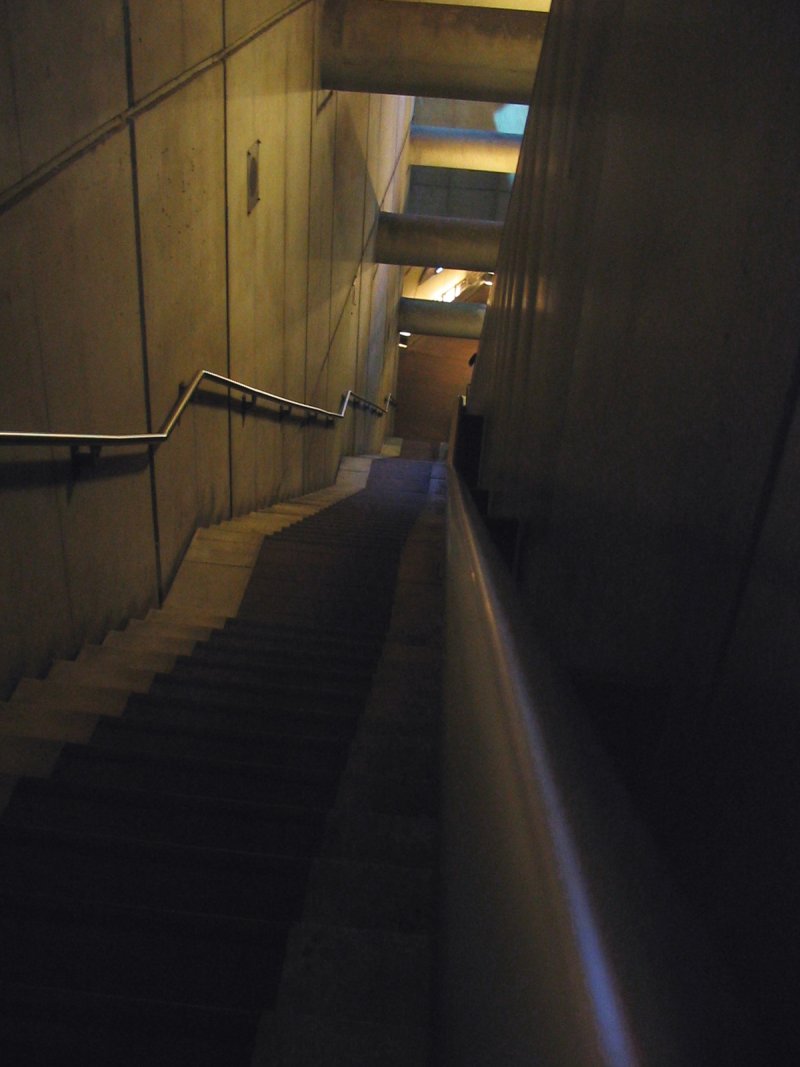 Un escalier qui descend, vue du haut