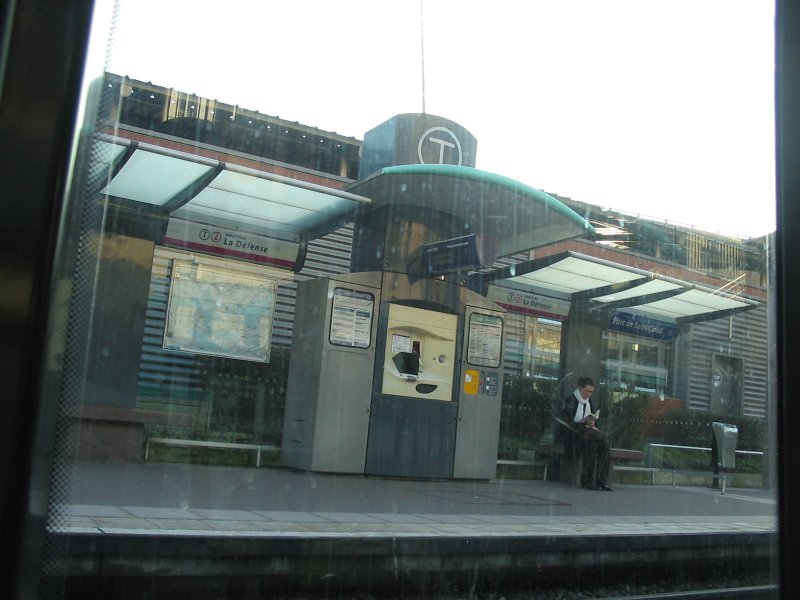 Station de tramway prise depuis l'intérieur d'une rame