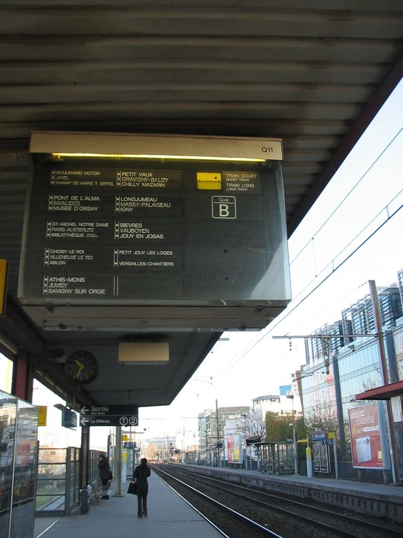 Panneau d'affichage sur un quai de RER C