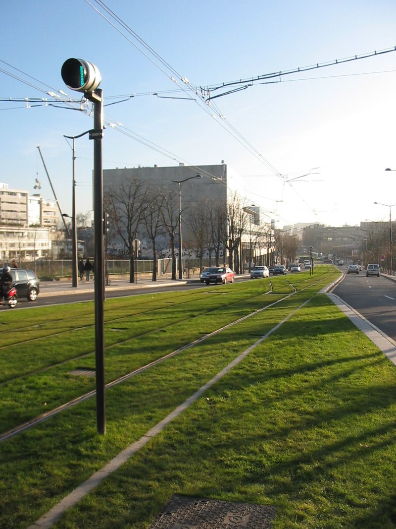 Perspective sur une rue avec deux voies automobiles et la voie de tramway entre les deux