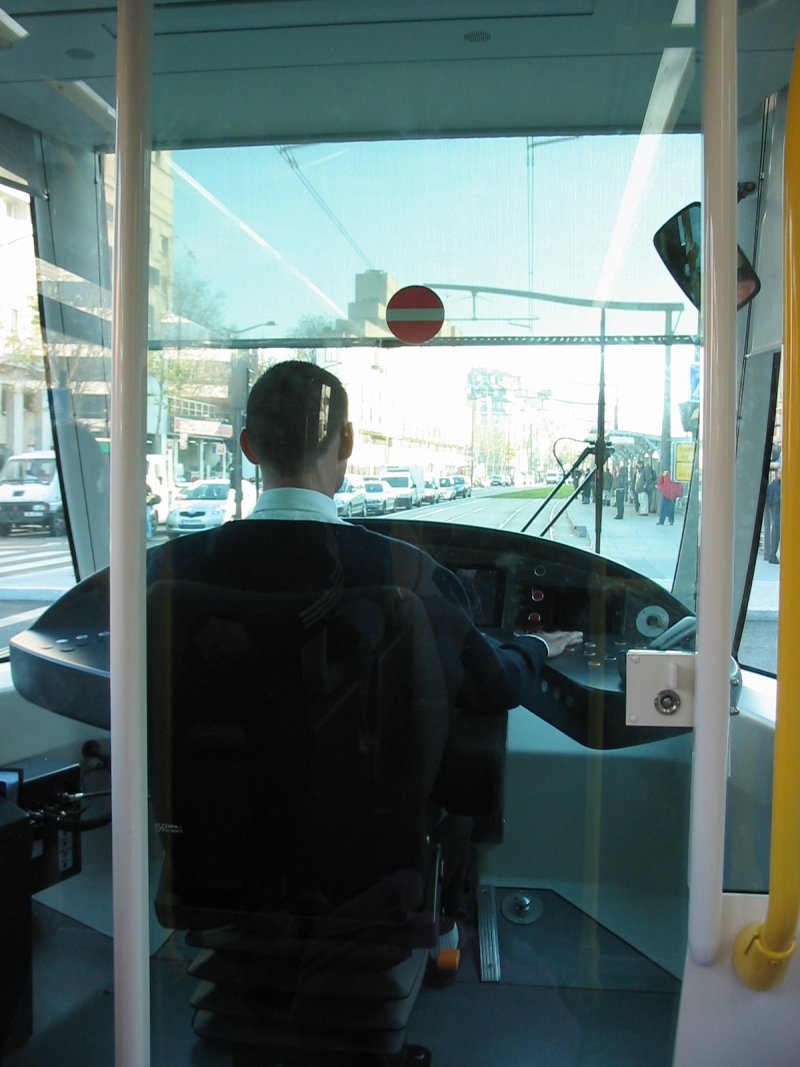 Vue sur le poste de pilotage du T3, avec le conducteur de dos