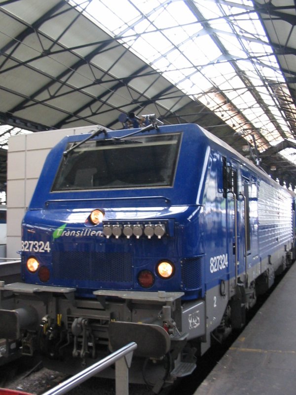 Photo de la BB 827324 en gare de Paris Saint-Lazare vue de devant