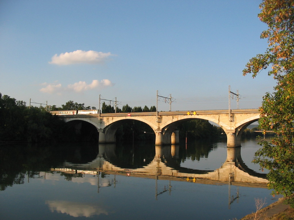 Train qui passe par dessus un pont au-dessus de la Seine